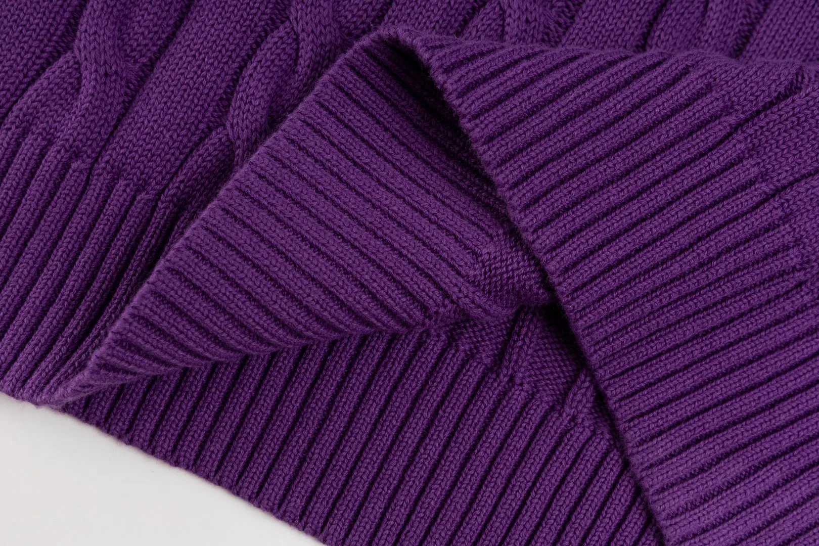 P236 #R92 RALPH LAUREN Ralph Lauren fifteen colors classic small label embroidery logo turtleneck pullover half-zip knitted cable sweater with high-density LOGO embroidery on the chest and original customized tag accessories. Made of pure cotton yarn, pure cotton is skin-friendly and comfortable, small label war horse embroidered twist turtleneck sweater 🐎 high quality, follow the blogger to learn how to wear it! Let’s buy a Ralph Lauren cable sweater. It’s a super hard-to-find series after it became popular. It’s hard to find one on the official website. It’s simple and practical to wear, with a lazy and loose feel. The thickened fabric has more texture, feels soft and delicate, and has a loose fit. Whether worn alone or layered, you can wear different styles of fashion with just one piece!   Size：XS S M L